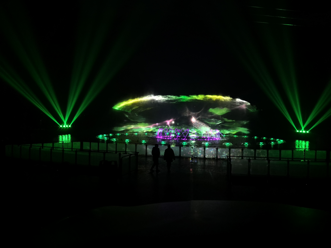 由白寶強導演的蓮花湖圣蓮華彩水水舞光影秀在達州蓮花湖上演(圖3)
