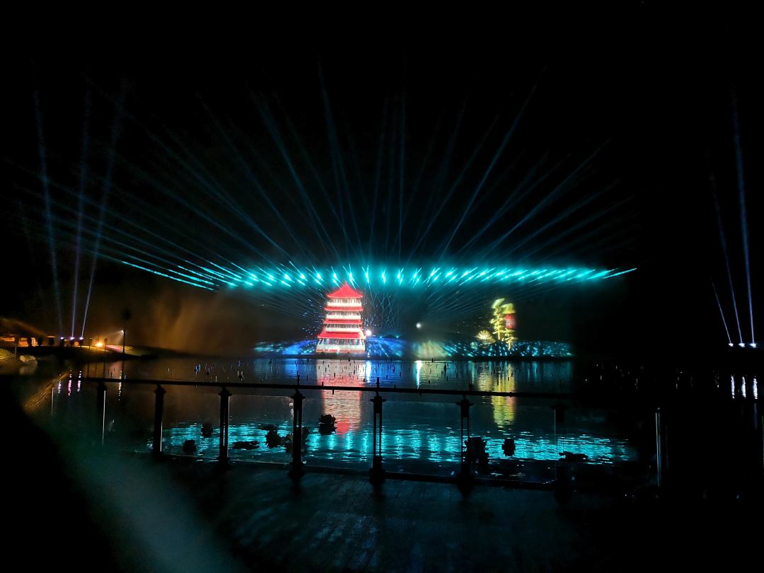 由白寶強導演的蓮花湖圣蓮華彩水水舞光影秀在達州蓮花湖上演(圖13)